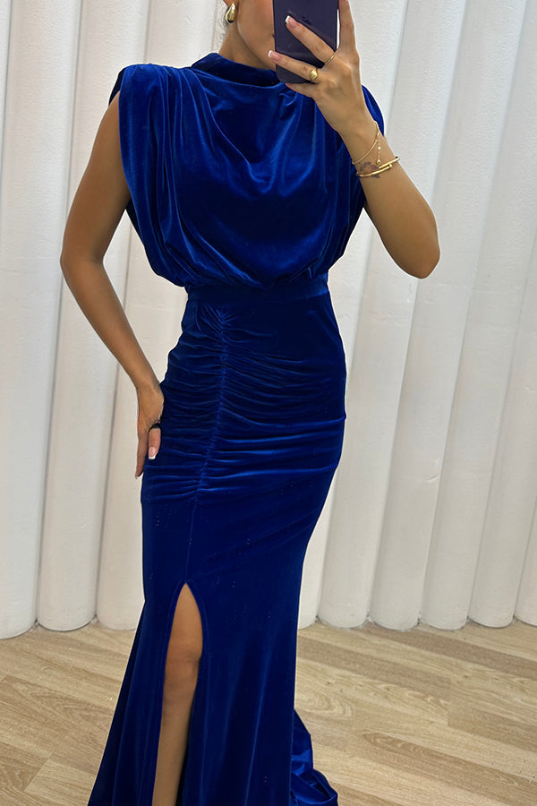 Milan Muse – Maxikleid aus Samt mit gepolsterten Schultern, gerüschtem Gürtel und Schlitz 