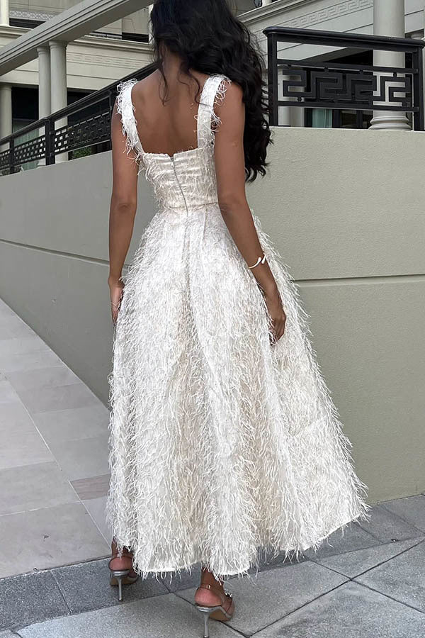 Robe mi-longue à encolure carrée en tissu à franges duveteuses, allure féerique et séduisante