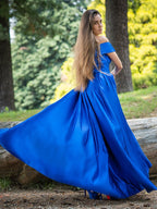 Abito lungo in raso blu reale con scollo a barca e gonna a trapezio, spacco elegante