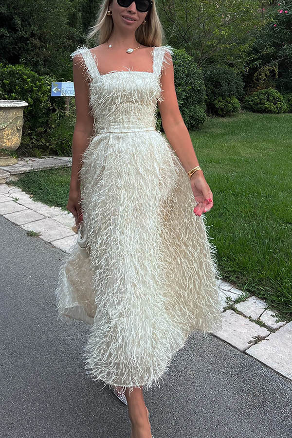 Robe mi-longue à encolure carrée en tissu à franges duveteuses, allure féerique et séduisante