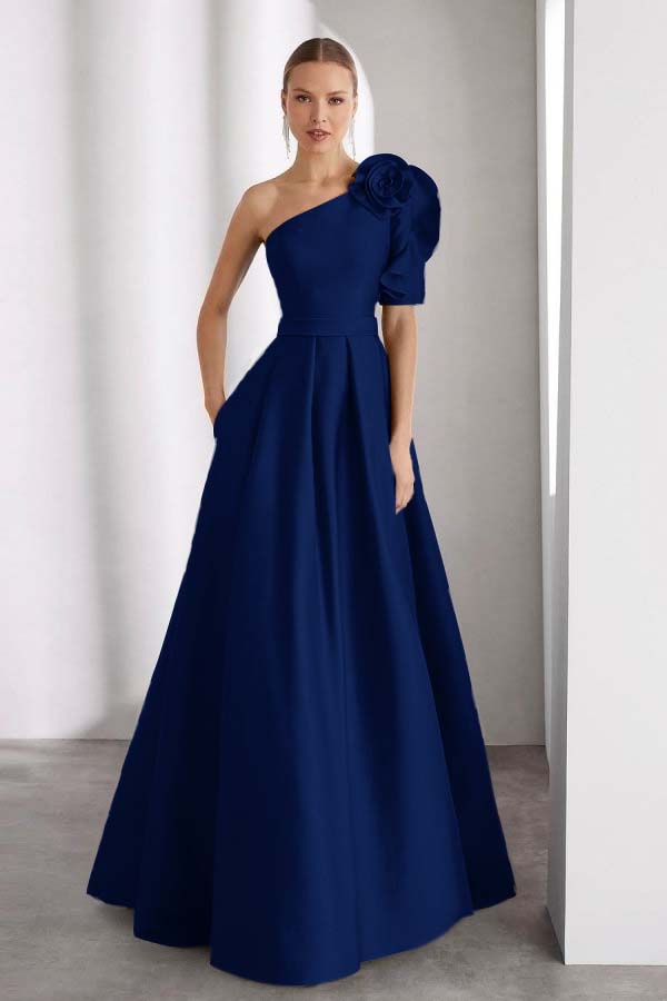Um vestido de baile longo sem mangas do ombro com cores plissadas do costume dos bolsos