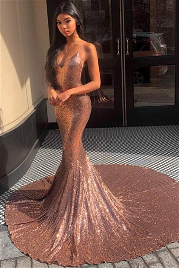 Vestido de cerimónia sereia champanhe com alças finas, decote em bico e lantejoulas