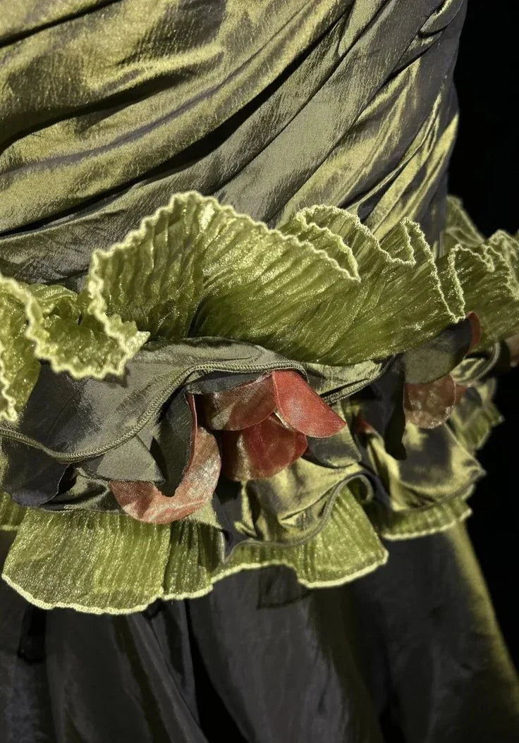 Vestido de Festa Vintage Verde Escuro em Cetim com Decote Irregular, Bordado com Contas, Modelo Sereia com Franzidos Y8560
