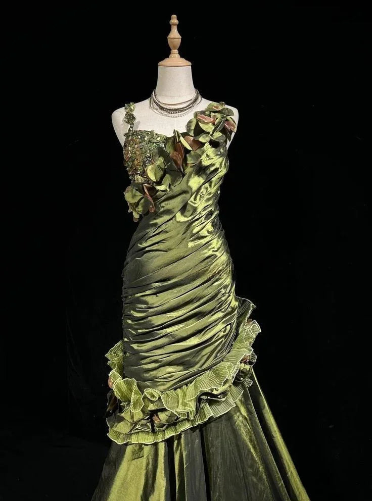 Vestido de Festa Vintage Verde Escuro em Cetim com Decote Irregular, Bordado com Contas, Modelo Sereia com Franzidos Y8560