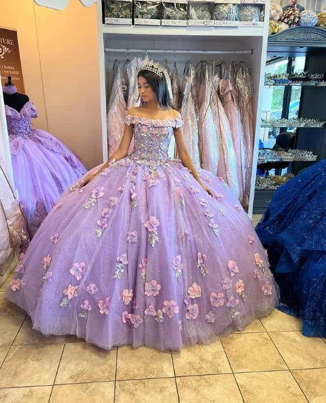 Vestido de Baile Elegante de Tule Brilhante com Aplicação de Alfazema, Ombros Descobertos, Flores 3D, Vestido de Princesa Doce para 15 Anos Y285