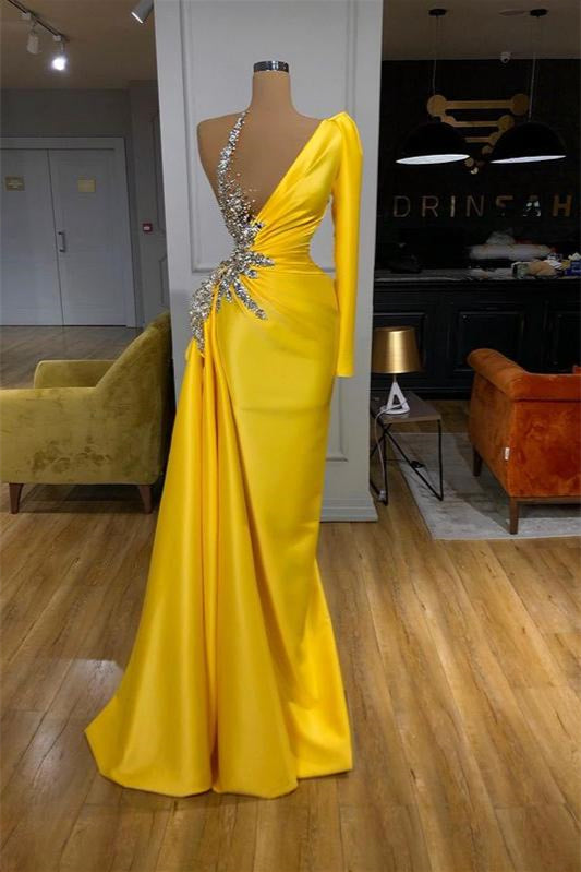 Vestido de fiesta largo de satén con un solo hombro, corte sirena amarillo y mangas
