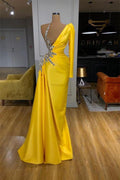 Vestido de fiesta largo de satén con un solo hombro, corte sirena amarillo y mangas