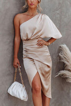 Robe drapée en satin à une épaule