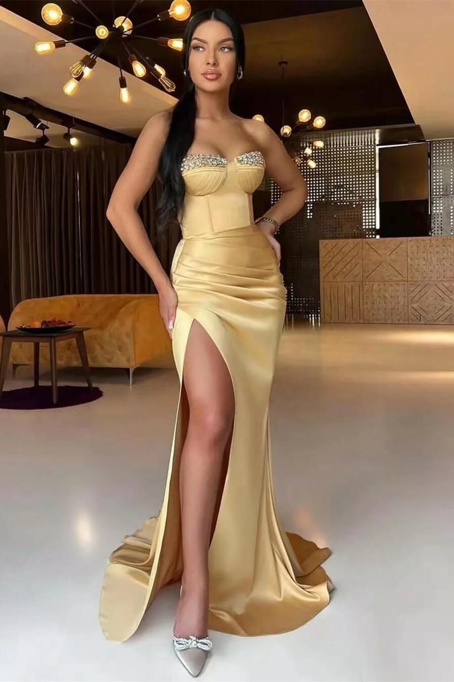 Vestido de fiesta largo de sirena sin tirantes, de satén con cuentas y abertura