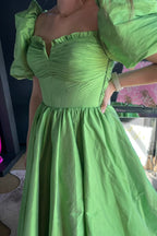 Vestido longo de cetim para baile com mangas bufantes franzidas