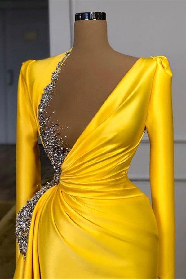 Vestido de fiesta amarillo de satén con escote en V y manga larga estilo sirena y cuentas