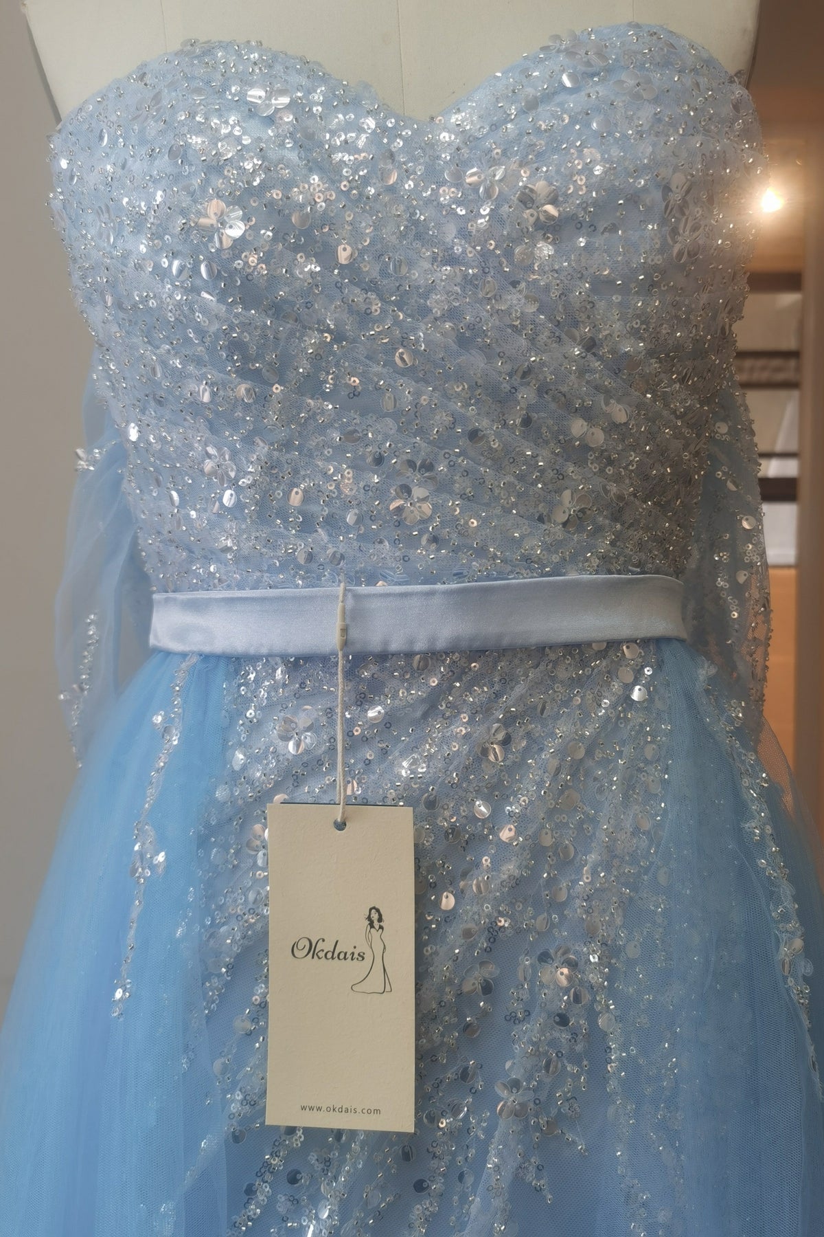 Robe de bal en tulle bleu ciel fendue à épaules dénudées avec ornements en paillettes