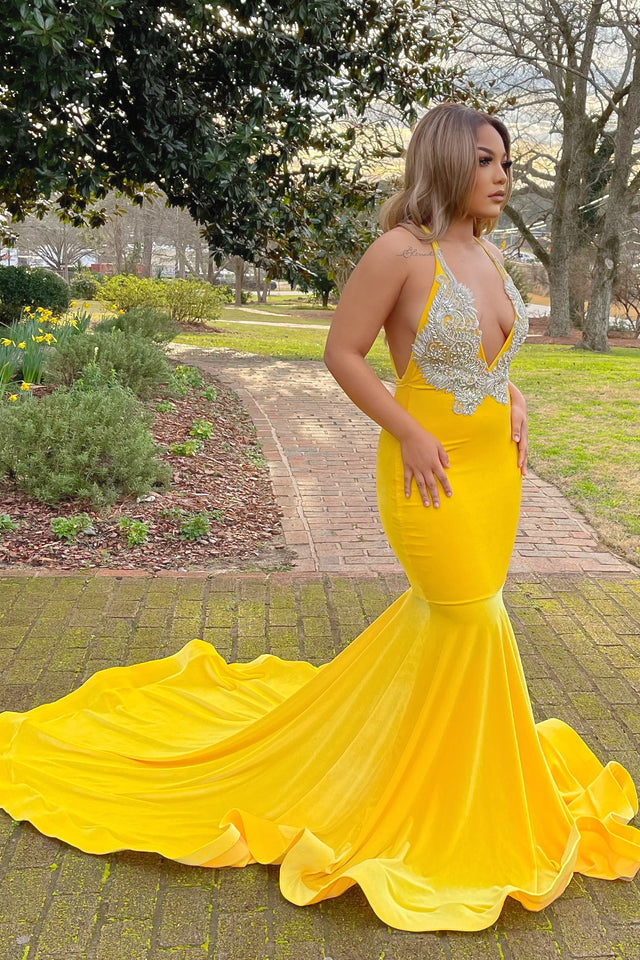 Vestido de fiesta amarillo largo de sirena con escote en V y apliques