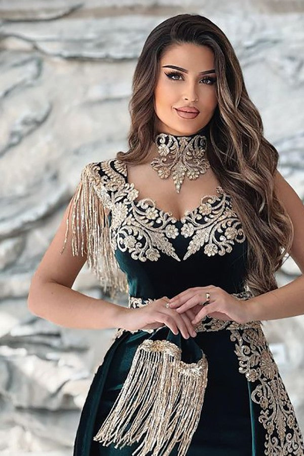 Elegante abito da sera a sirena con scollo a V e spalle scoperte, decorato con applicazioni