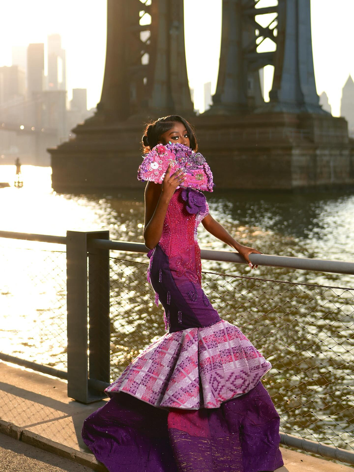 Vestido de baile sereia magenta e roxo real com folho inspirado na herança