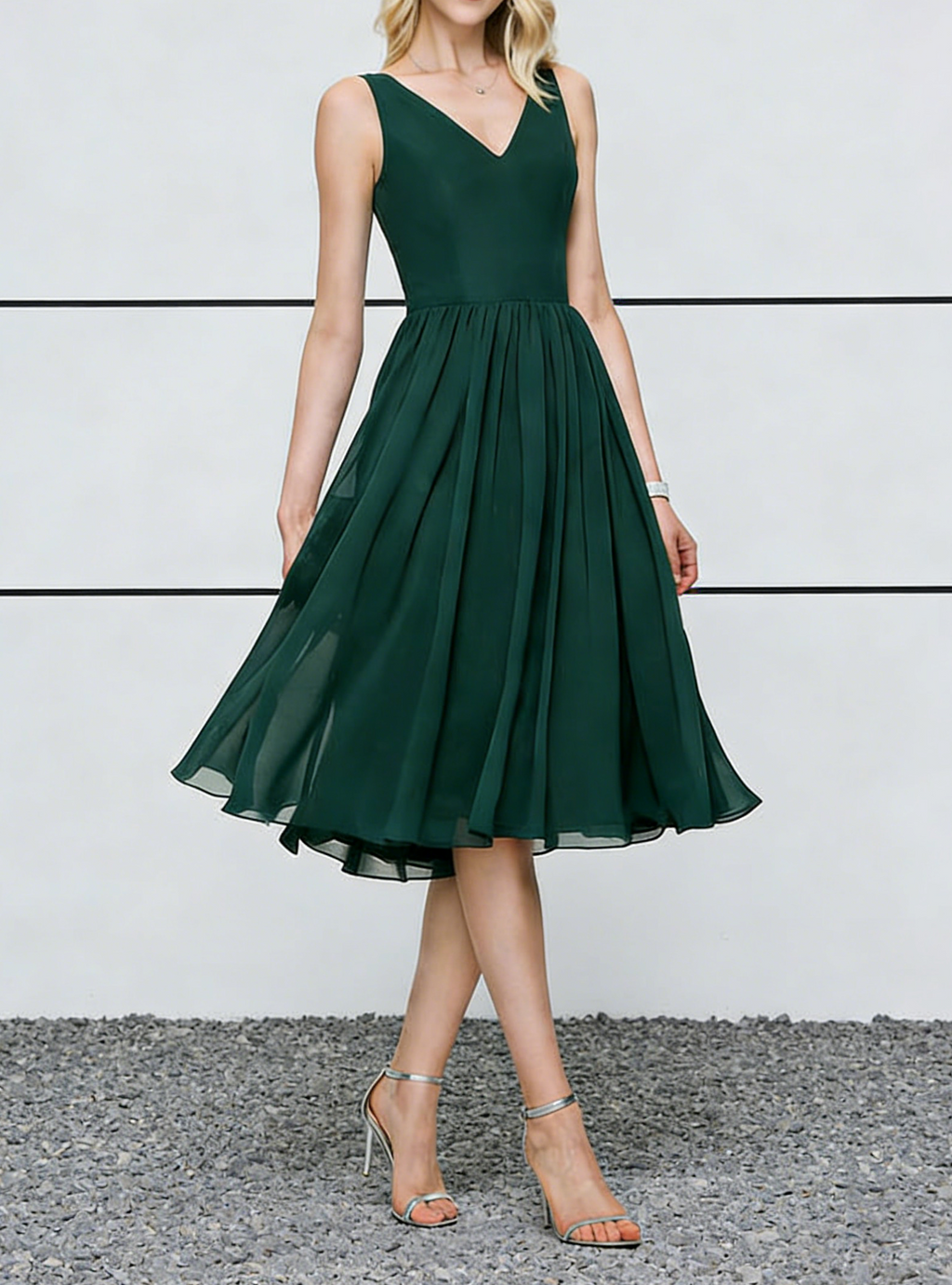 Vestido Midi de Chiffon Verde Esmeralda com Decote em V, Saia Plissada e Costas em V