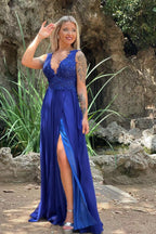 Robe longue de soirée en mousseline à encolure en V et fente avant avec appliques en dentelle élégantes