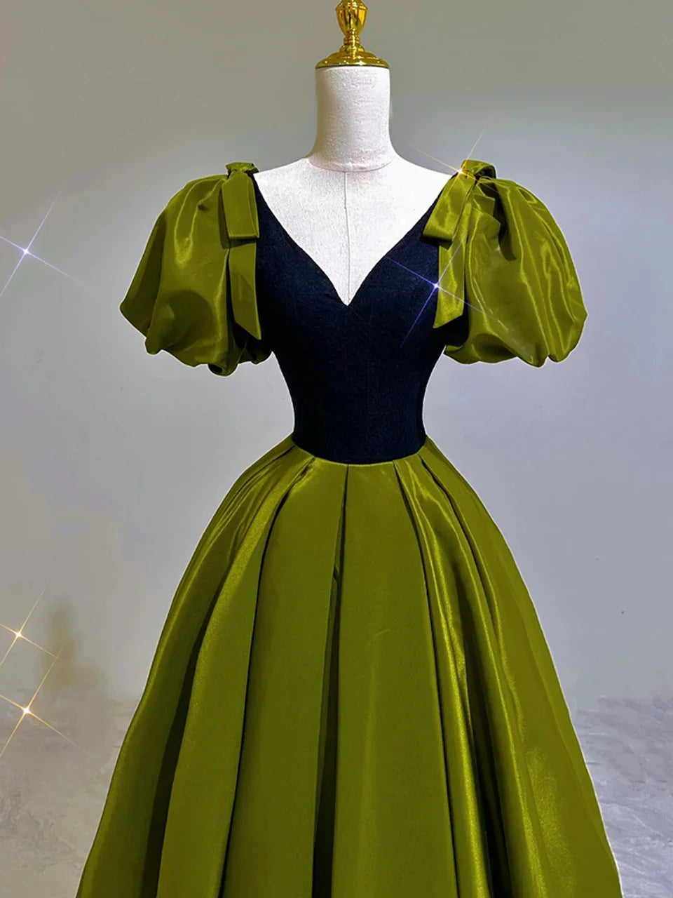 Vestido de Festa Verde Sedoso com Decote em V e Mangas Bufantes Vestido de Baile para Aniversário Y7600