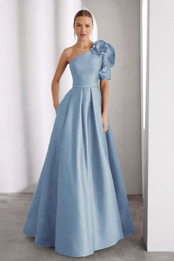 Um vestido de baile longo sem mangas do ombro com cores plissadas do costume dos bolsos