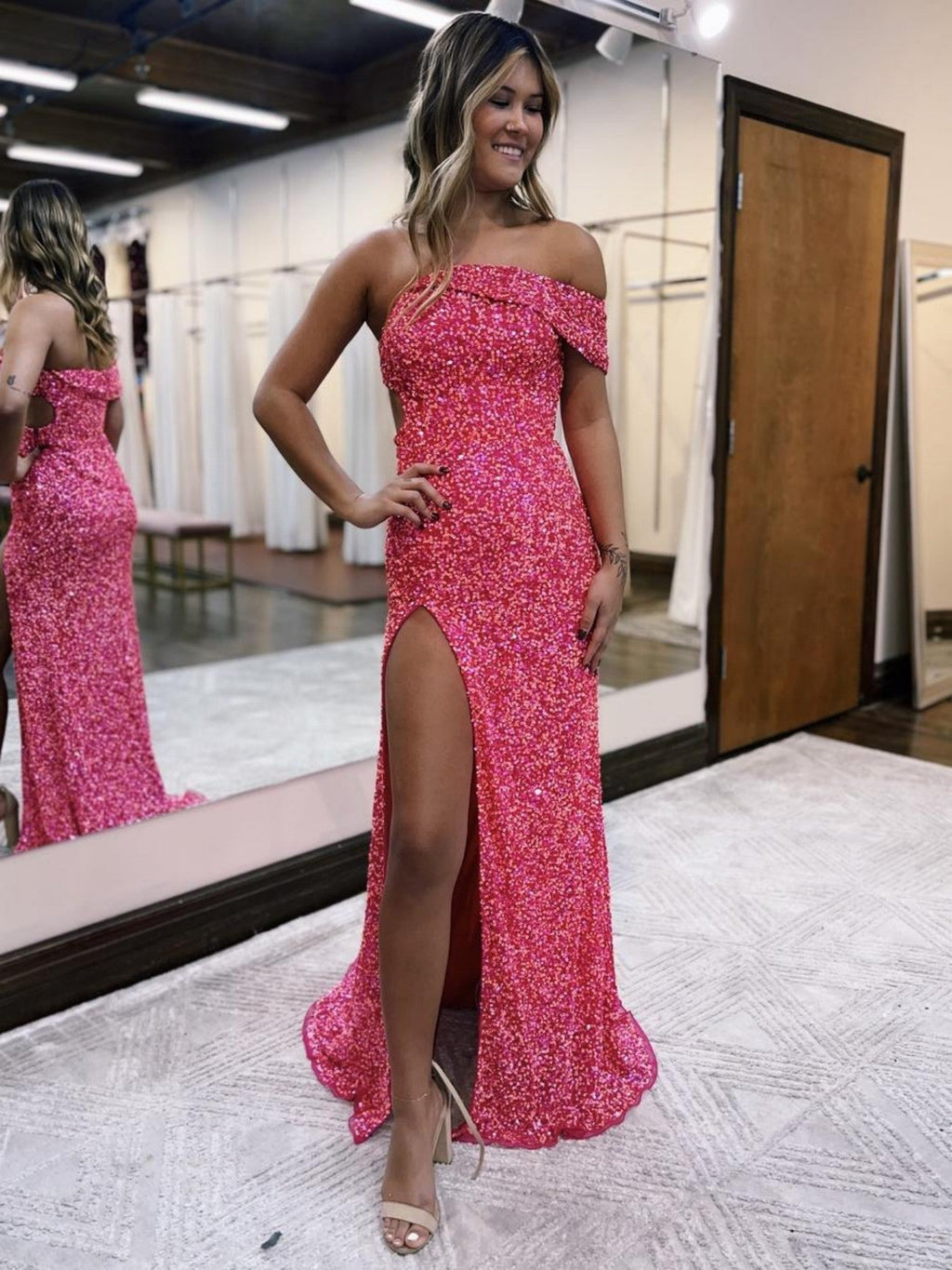Glitzerndes Meerjungfrau-Abschlussballkleid mit einer Schulter und Schlitz in Rosa
