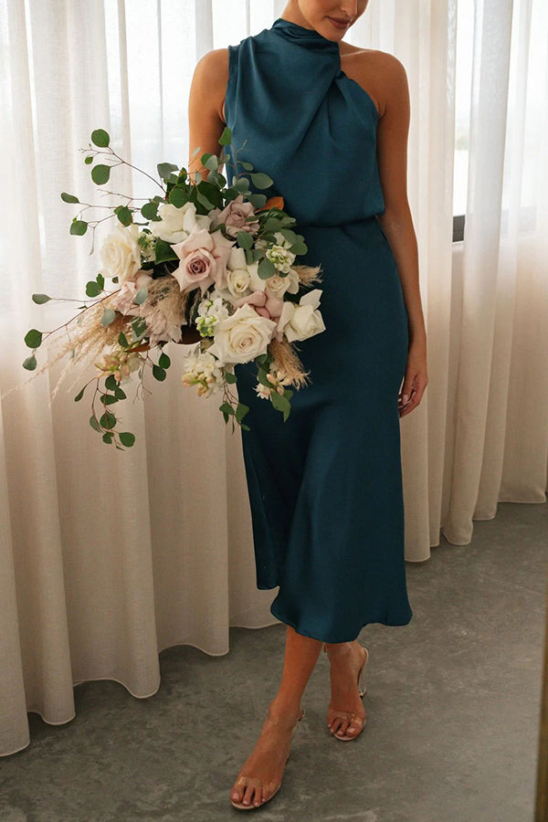 Robe longue satinée drapée à encolure haute et taille élastique Parfaitement Vôtre