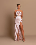 Vestido de cerimónia rosa elegante sem mangas com pregas e racha lateral com alças ao pescoço