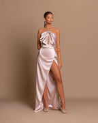 Vestido de cerimónia rosa elegante sem mangas com pregas e racha lateral com alças ao pescoço