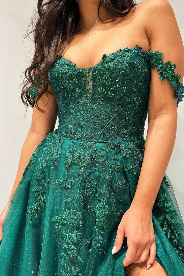 Vestido longo de baile com aplicação de lantejoulas esmeralda, decote ombro a ombro e corte em linha A