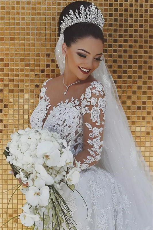 Lindo vestido de noiva sereia com mangas compridas e aplicações de renda