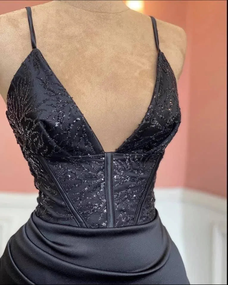 Vestido de Noite Preto e Sensual com Alças Finas e Fenda Y4393