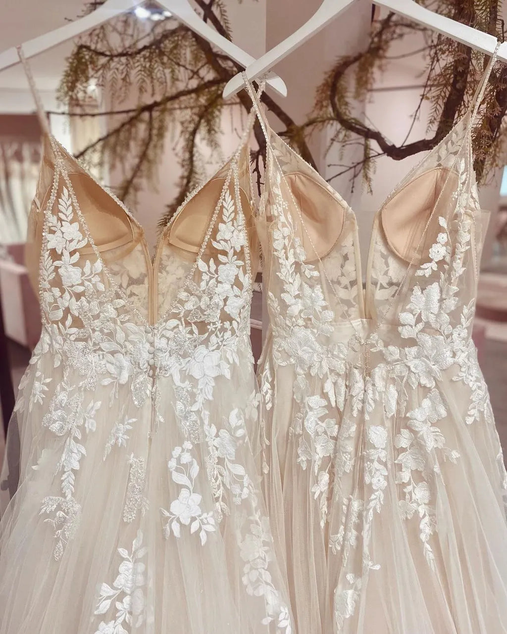Classic V Neck A Line Tulle Spaghetti Straps Wedding Dress With Appliques Lace