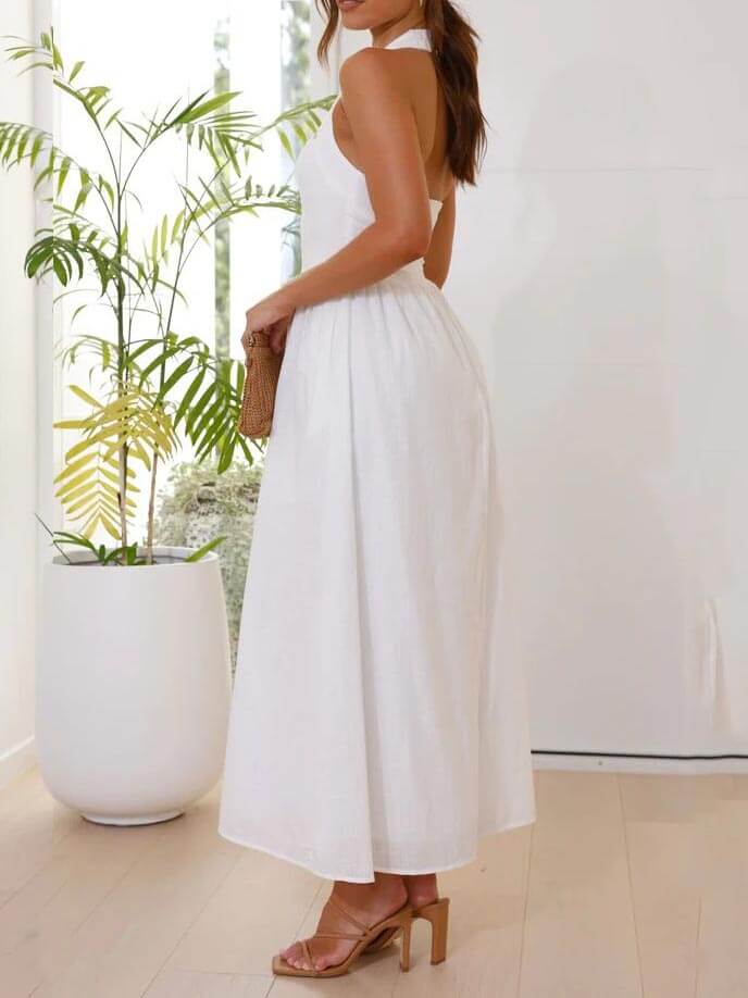 Robe noire courte à encolure dos nu et taille marquée