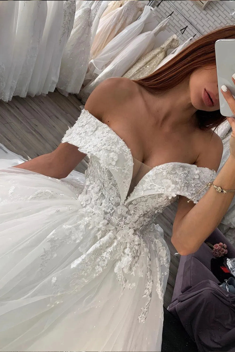 Vestido de baile brilhante fora dos ombros com decote em coração de renda