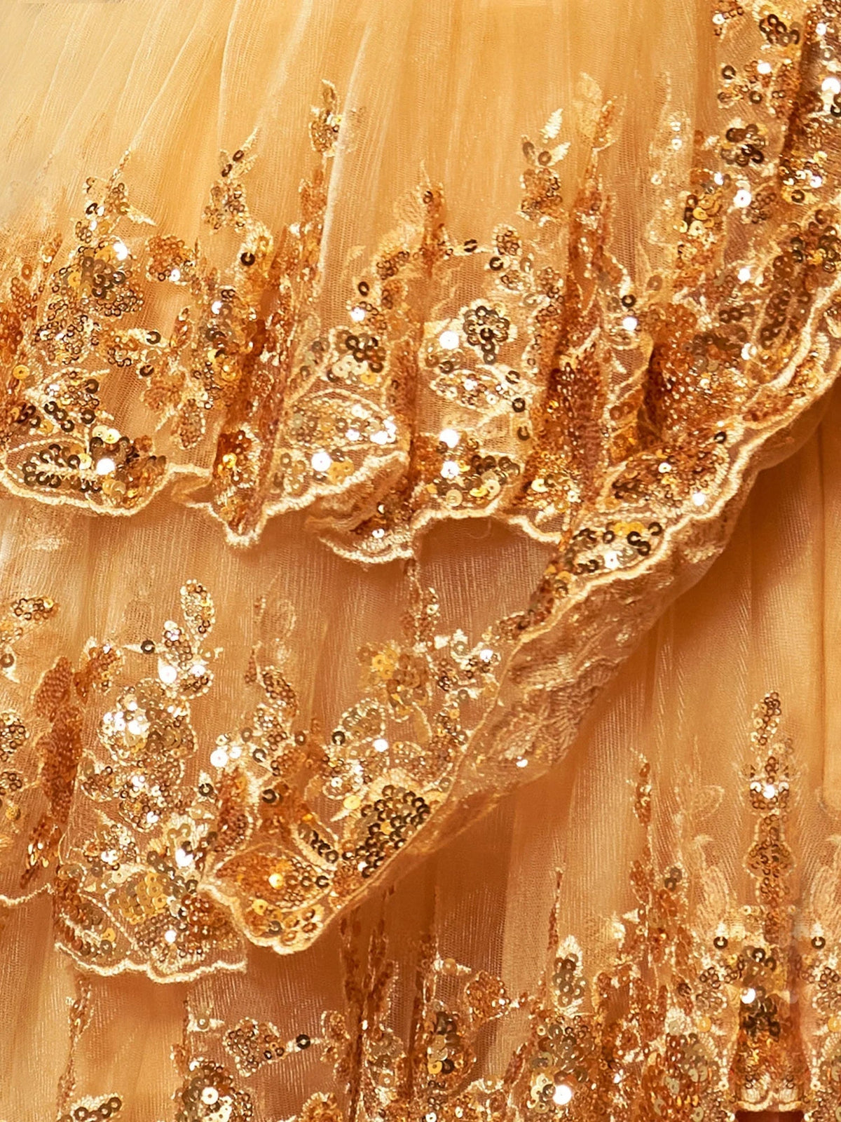 Abito da sera Gold Princess a linea A con corpetto scollato e balze di pizzo