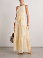 Elegante vestido largo con cuello halter, encaje y malla adornados 