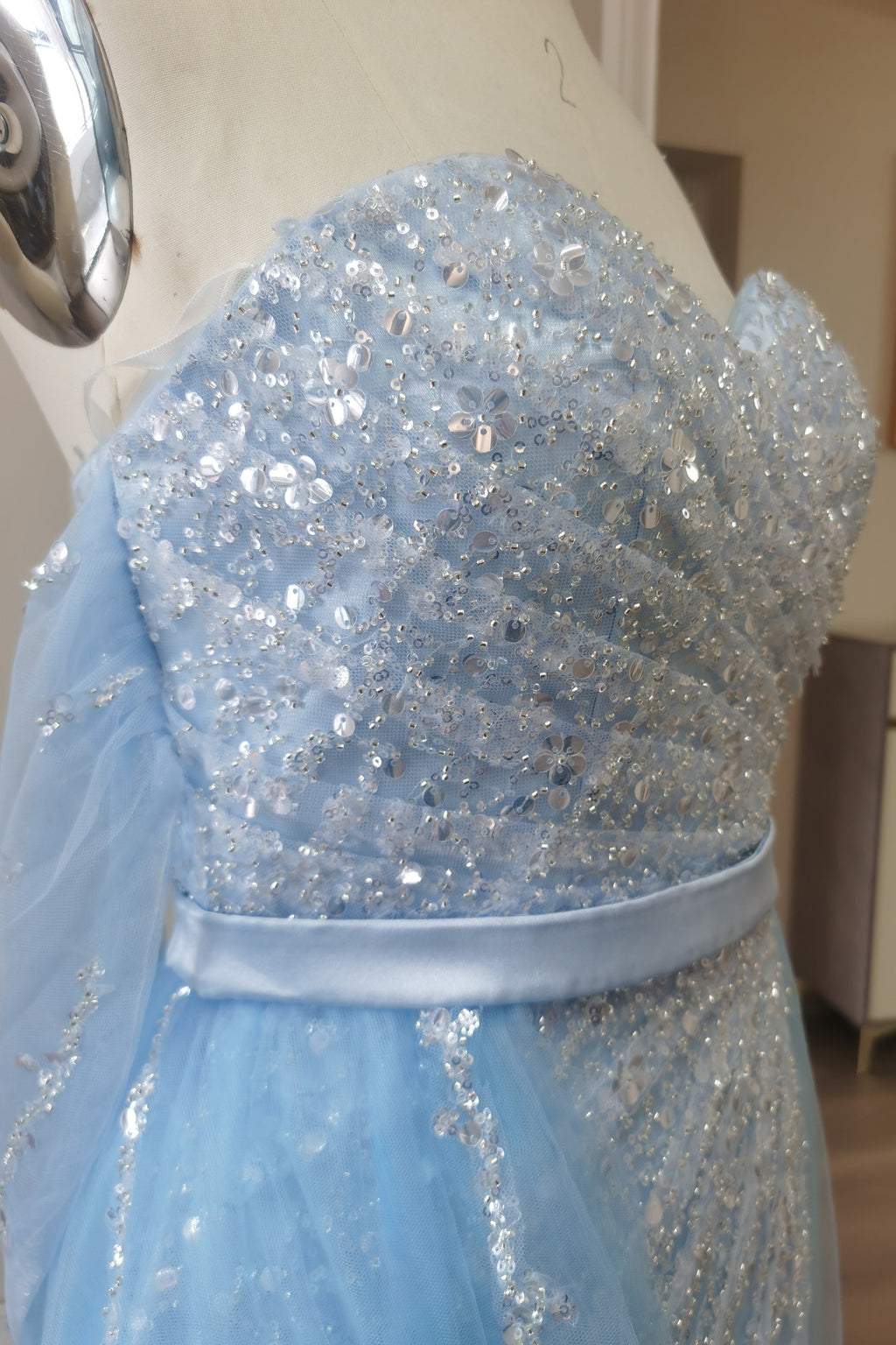 Robe de bal en tulle bleu ciel fendue à épaules dénudées avec ornements en paillettes