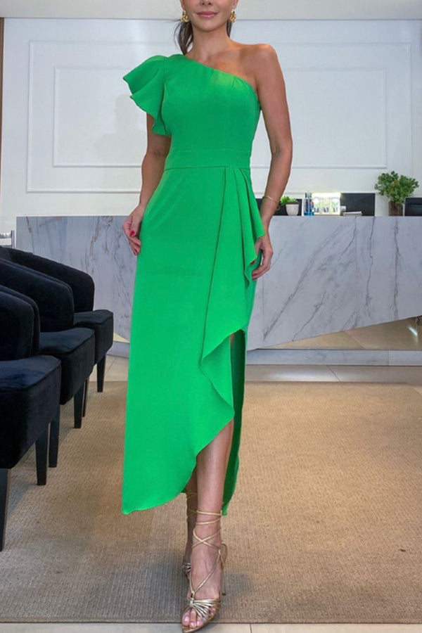 Modern Muse – Maxikleid mit One-Shoulder-Träger, Rüschenärmeln und unregelmäßigem Schlitz 