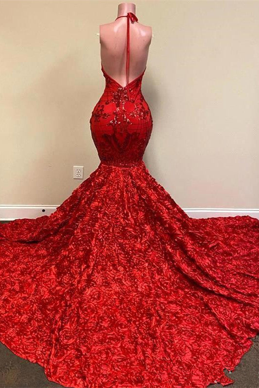 Vestito da sera rosso con scollo profondo a V, schiena scoperta, spalline sottili a collo di cigno e paillettes, modello sirena