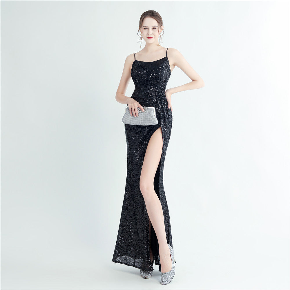 Vestido de noite comprido com racha lateral plissada de lantejoulas de alta densidade