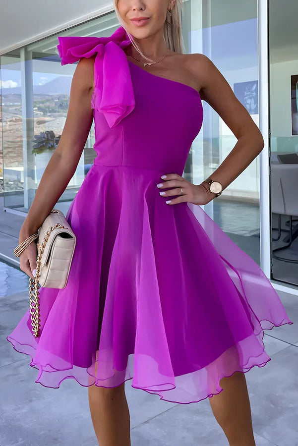 Robe courte à une épaule avec nœud en tulle pour célébrations à vie