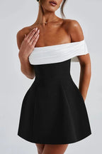 Robe courte décolletée asymétrique avec nœud ornemental et contraste séduisant