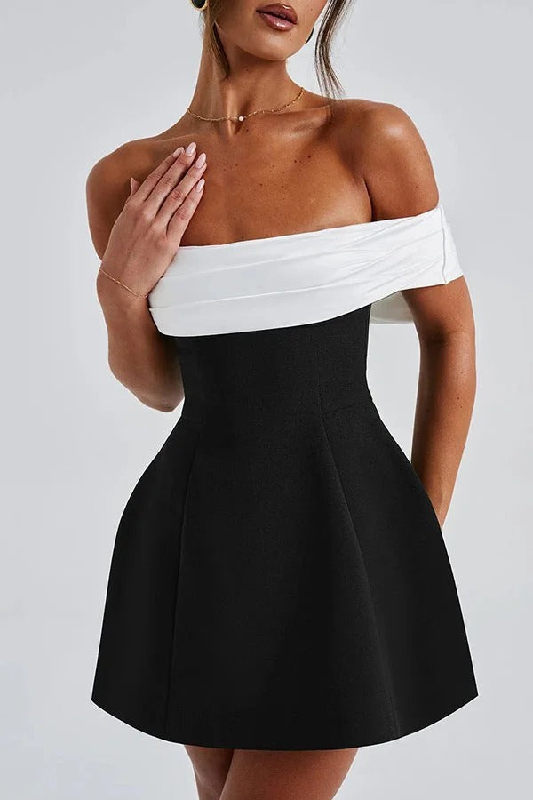 Robe courte décolletée asymétrique avec nœud ornemental et contraste séduisant