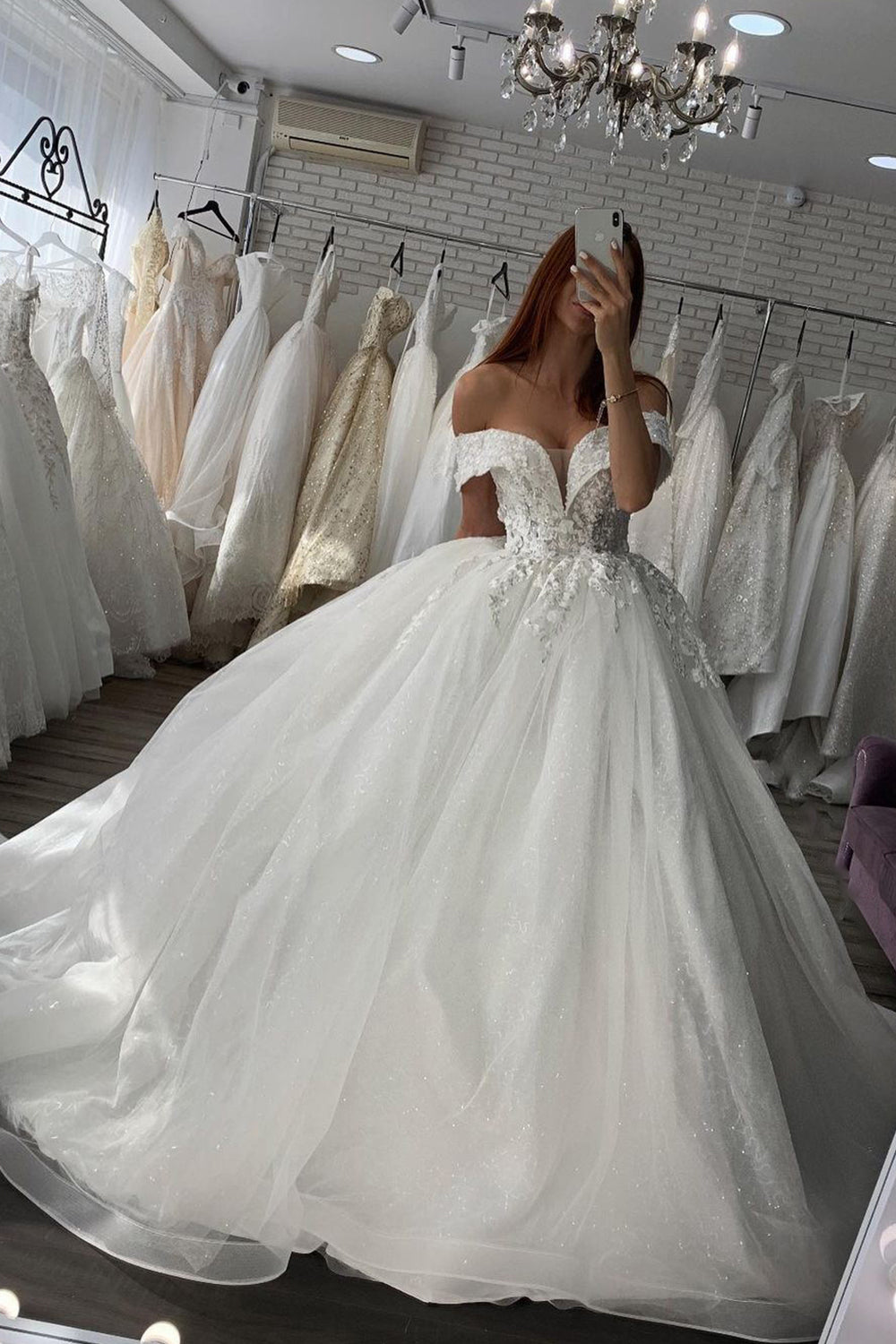 Vestido de baile brilhante fora dos ombros com decote em coração de renda