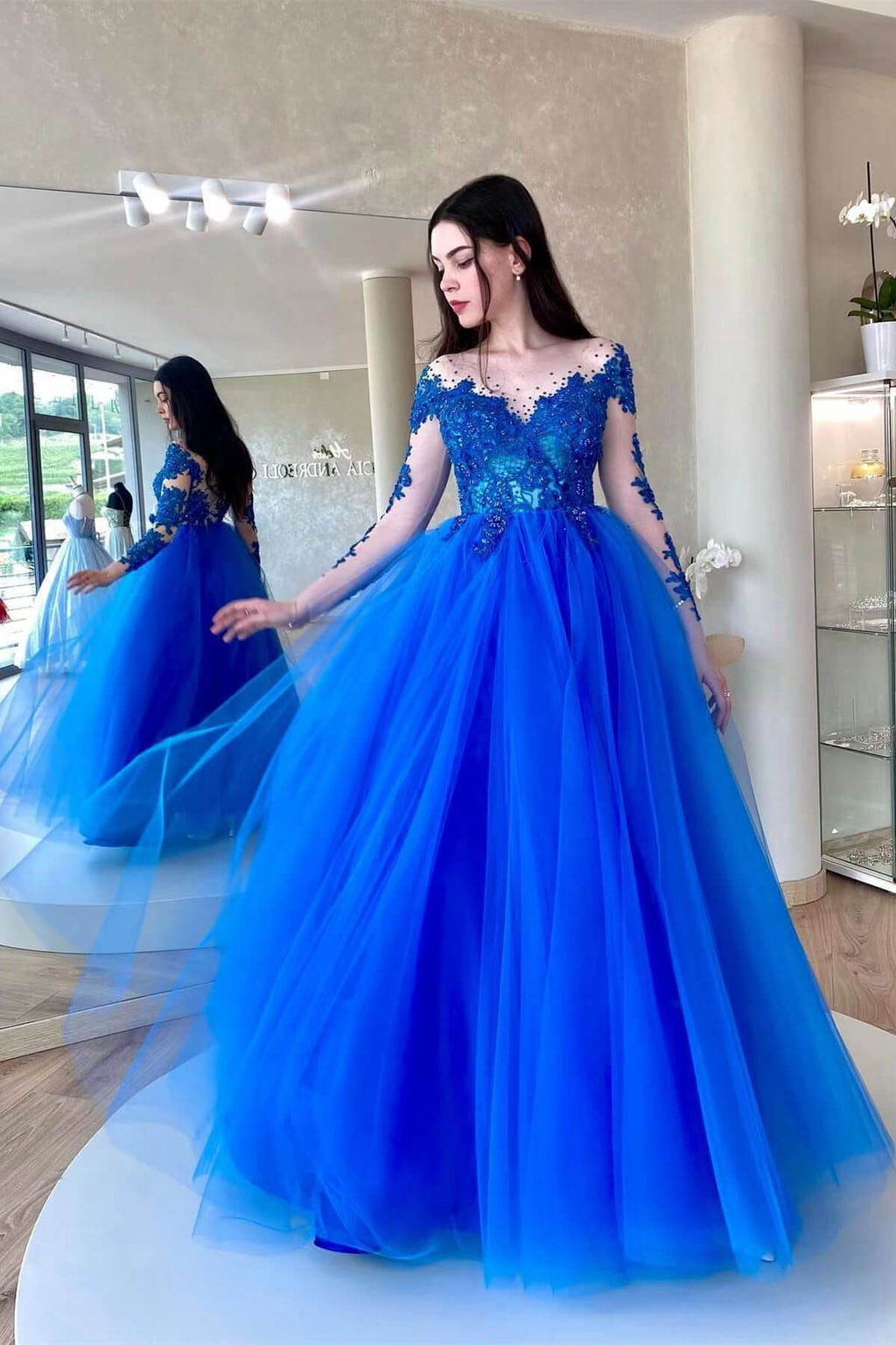 Abito da sera in tulle blu reale con applicazioni e maniche lunghe