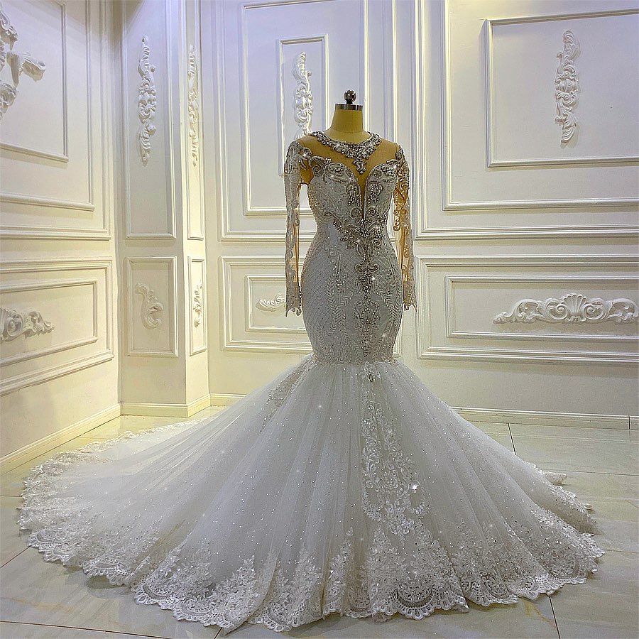 Vestido de noiva estilo sereia bateau com lantejoulas pérola e manga comprida com aplicações de renda