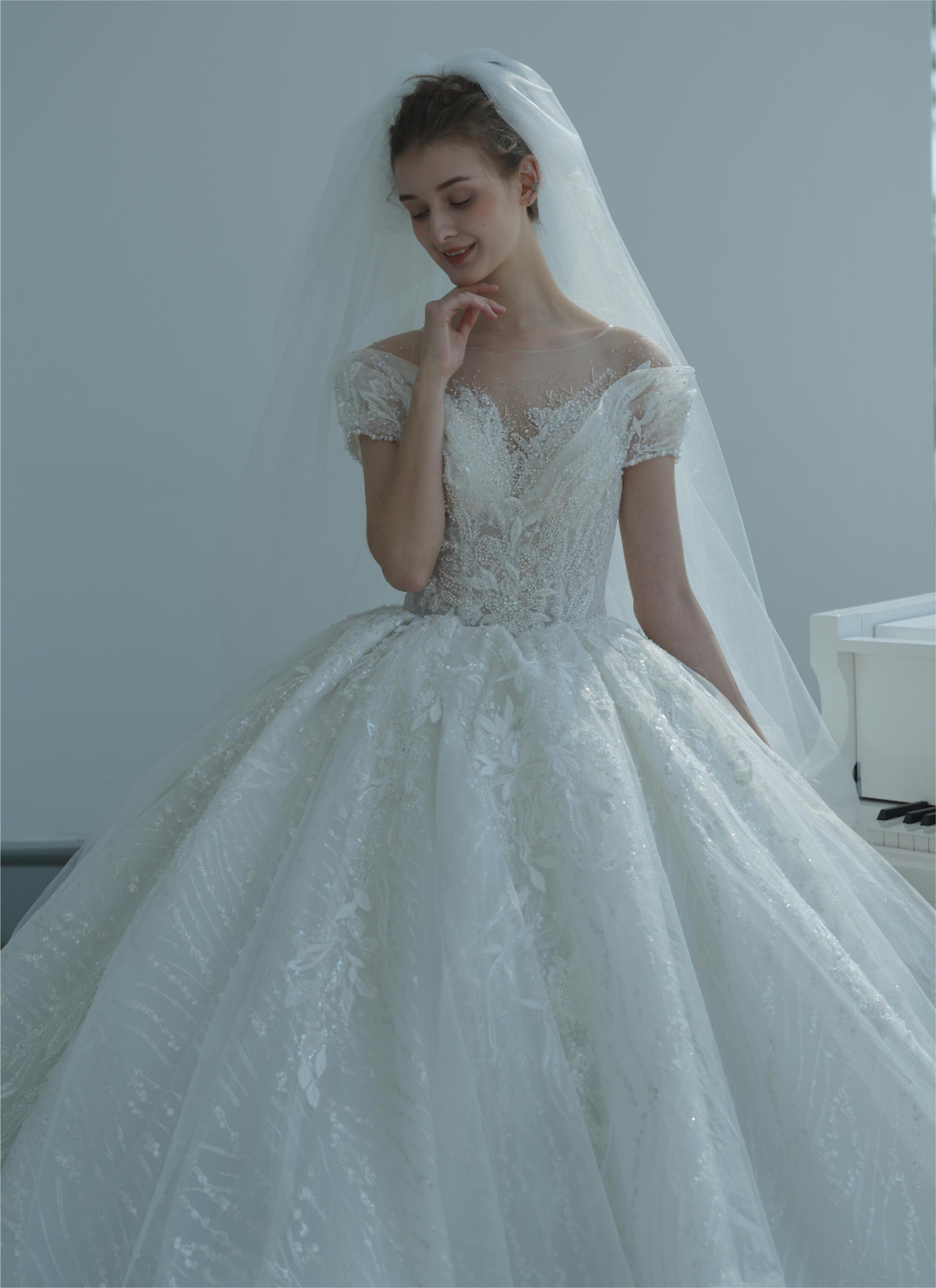 Abito da sposa etereo con pizzo a spalle scoperte, dettagli in cristallo e strascico a cattedrale