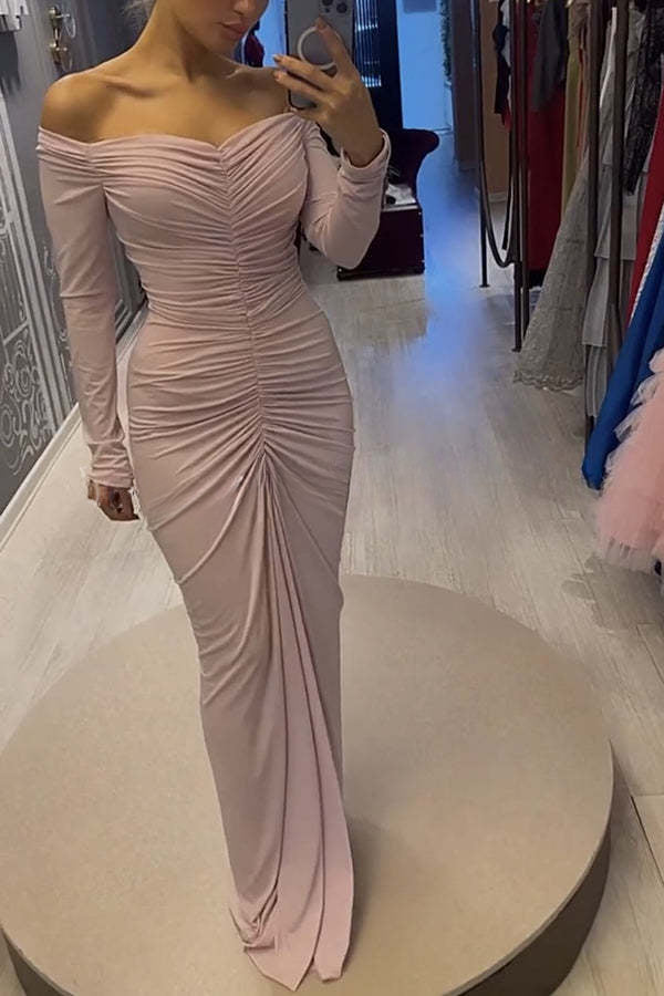 Robe longue drapée élégante avec manches longues et épaule dénudée froncée