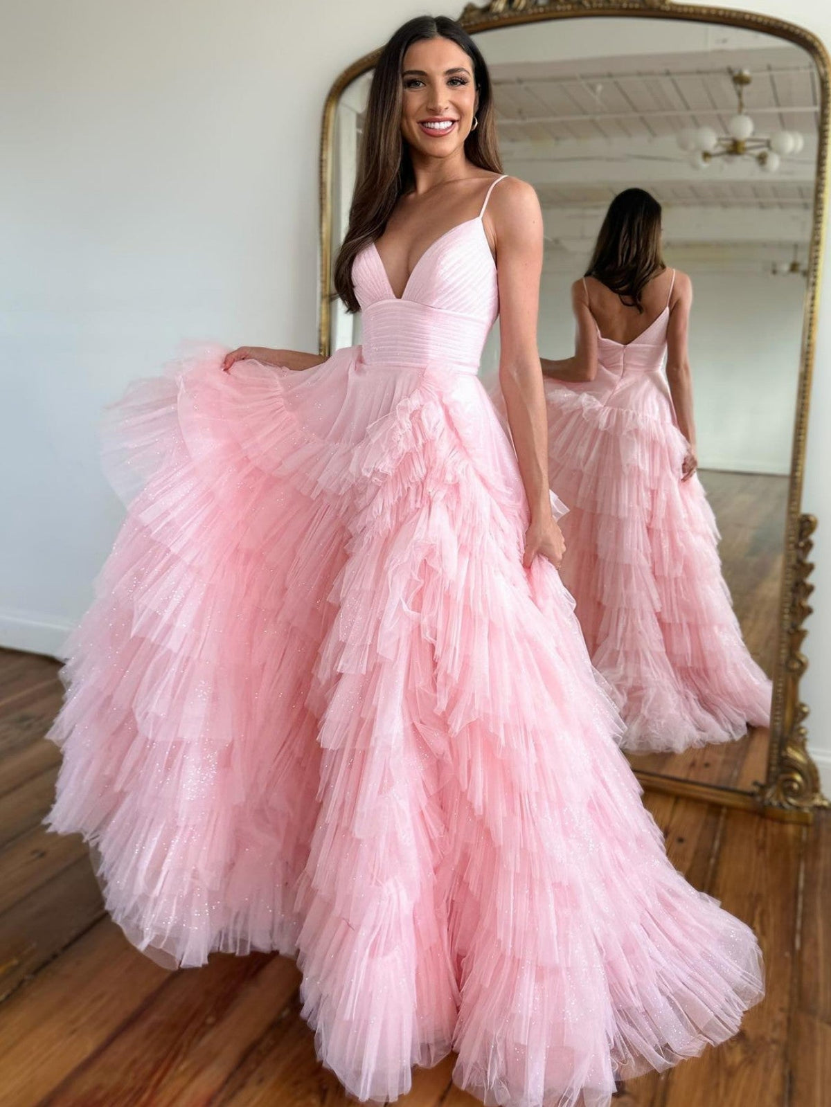 Hellrosa A-Linien-Ballkleid aus Tüll mit gestuften Spaghettiträgern 