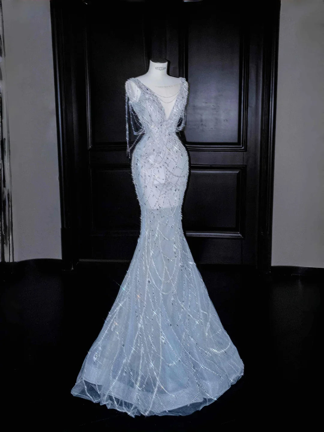 Vestido de Festa Longo Sereia Azul Sonho com Tule, Decote em V e Corrente de Contas Y8665