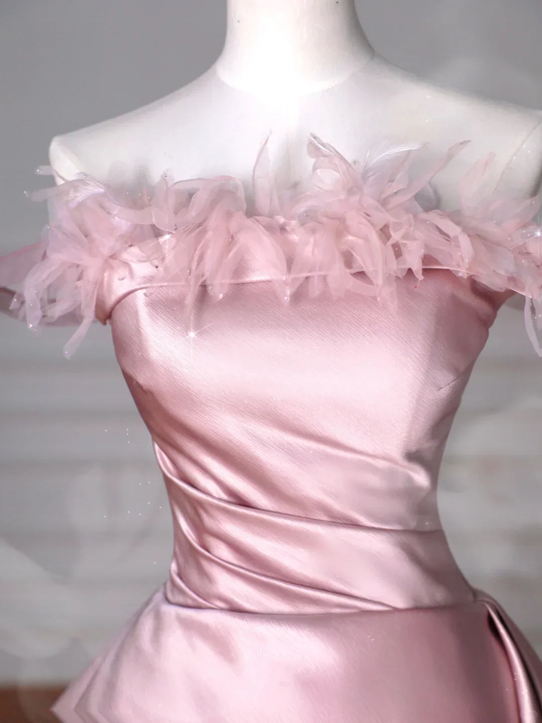 Vestido de Baile de Gala Sem Alças de Tule e Cetim com Penas Elegantes Cor-de-Rosa Linha A Y8629